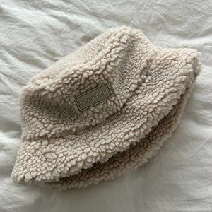 HUNTER BRAND Wanderer Sherpa Bucket Hat in White Willow